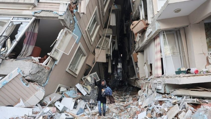 63e4aca6b152c seorang pria berjalan di antara bangunan runtuh akibat gempa turki antvklik 1